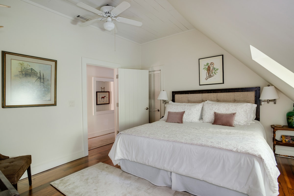 Надворешна спална соба (без брачен кревет) со приватна бања со тоалет