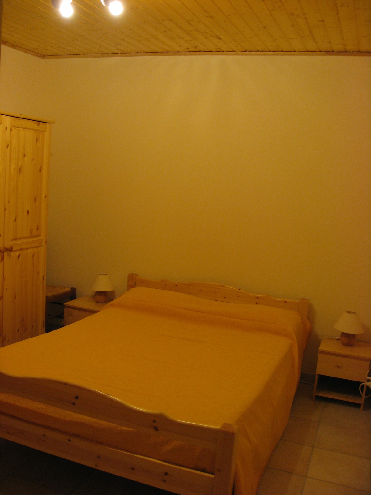 Chambre 2: (1lit de 140 plus 1 lit de 90 )
