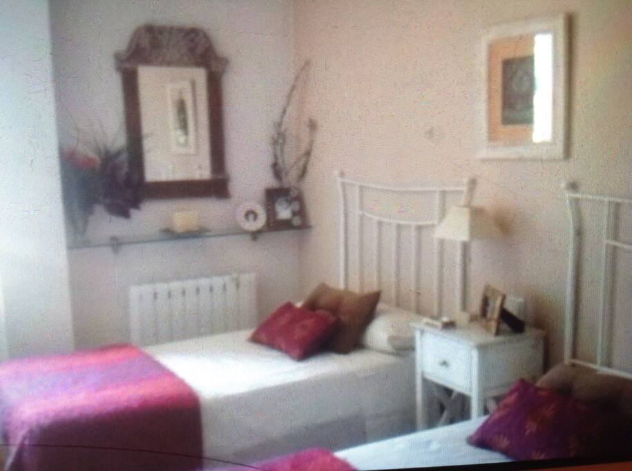 Dormitorio con dos camas