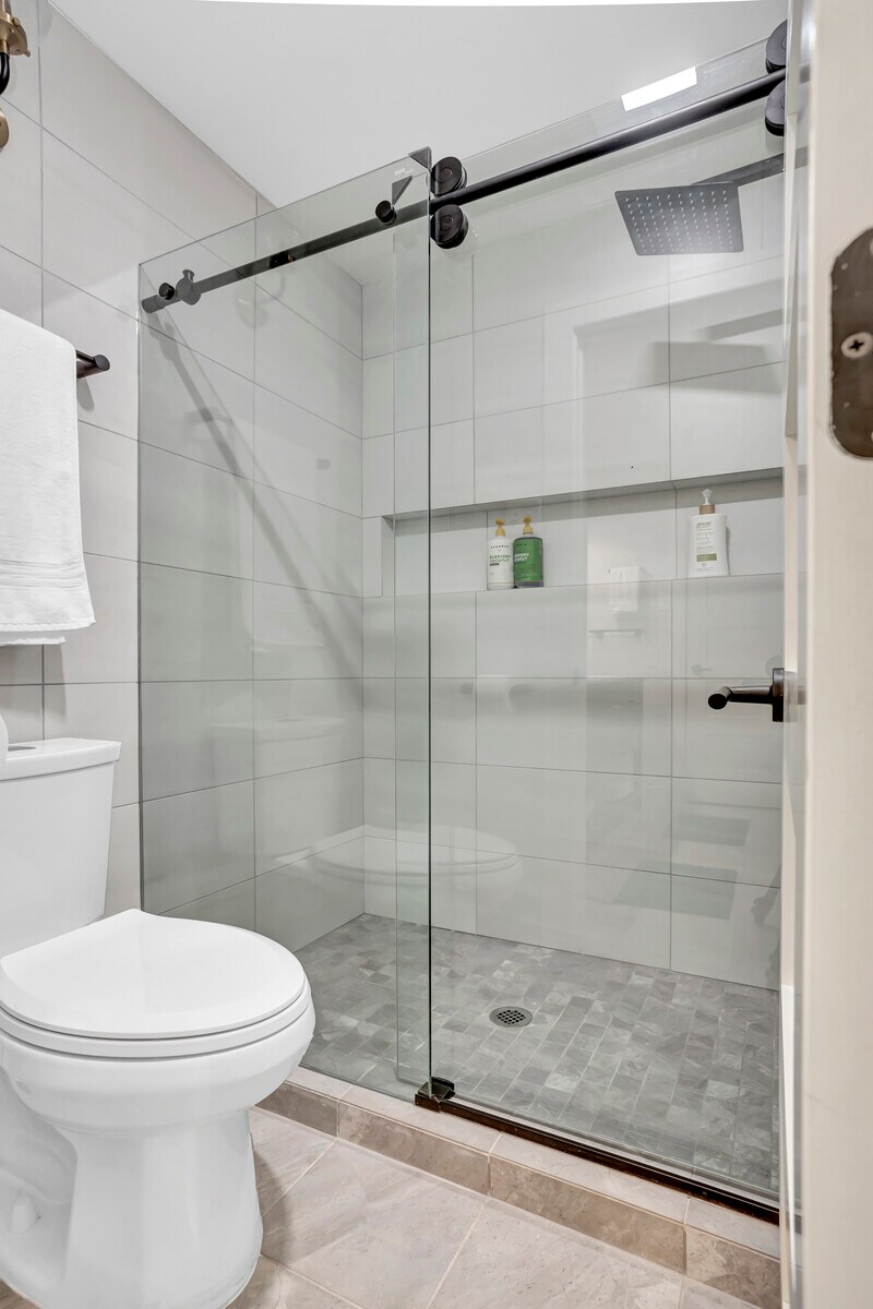 Modern Townhome Easy walk to SoCo, Pool open!