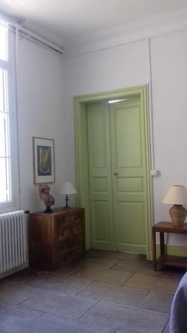 Très grande fenêtre à gauche