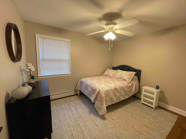 Трета спалня с нов красив красив регулируем основен матрак, вентилатор на тавана, голям килер