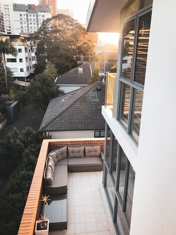 Executive Penthouse – 2 Storey – 3 Queen Bedrooms gallery image 4