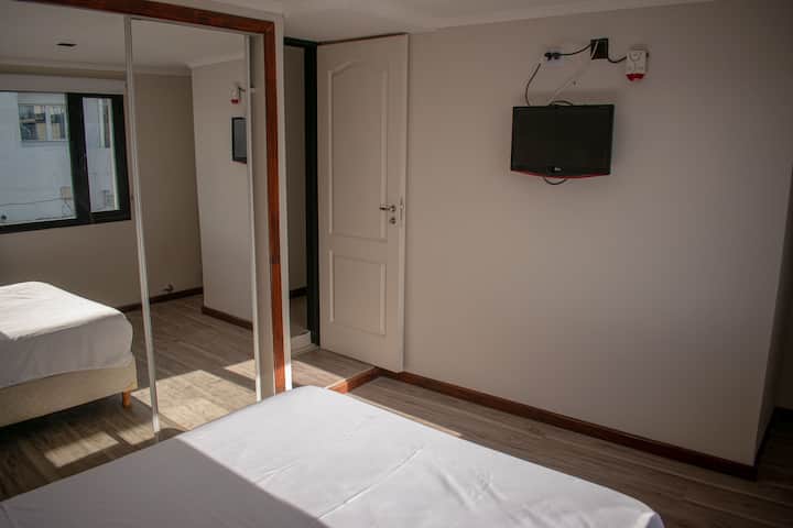 Dormitorio Principal somieres 2 plaza 1/2. Tv. Aire acondicionado , placar , sensor de Monóxido. 