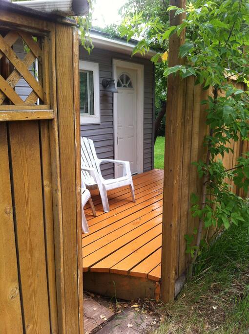 Private entrance off Laneway.
