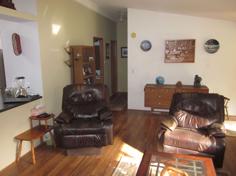 Living room and hall / Bath