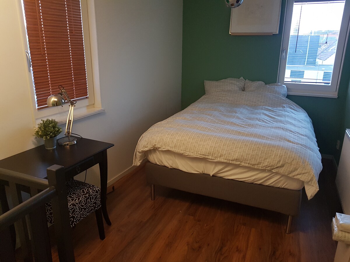 غرفة نوم بسرير مرتبة مريحة بقاعدة زنبركية ، بحجم 140 × 200 سم