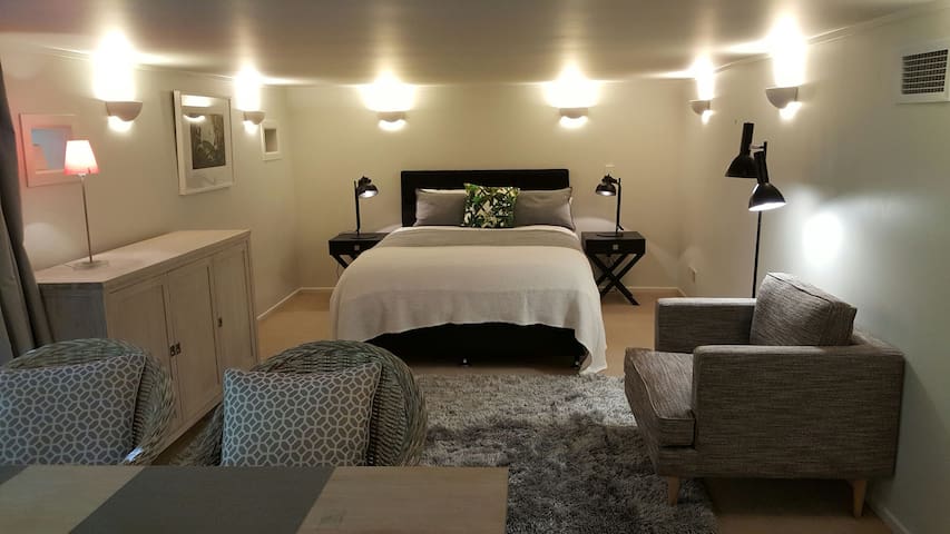 Private apartment, 5 min walk to village & Ferry