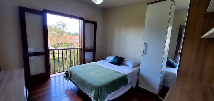 Apartmánová izba so štandardnou manželskou posteľou.