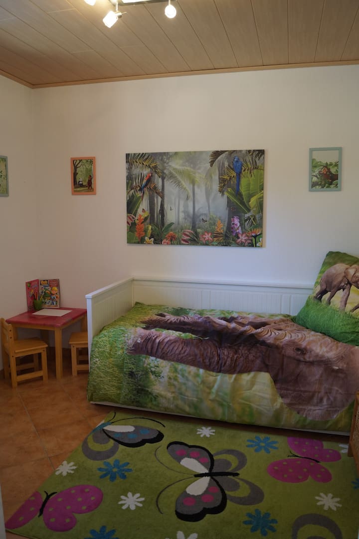 Quarto infantil. A cama de solteiro pode ser puxada para uma cama 160x200.