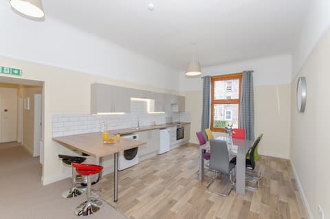 Flat 2 , 3 bedrooms, Town Centre, Free parking.