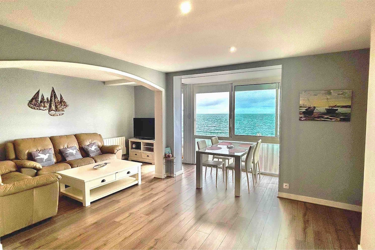 Annonce Airbnb populaire: Beautiful apartment with panoramic sea-cliff view à Fécamp