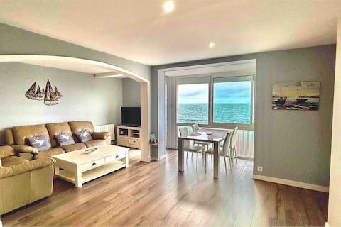 Annonce Airbnb populaire: Beautiful apartment with panoramic sea-cliff view à Fécamp