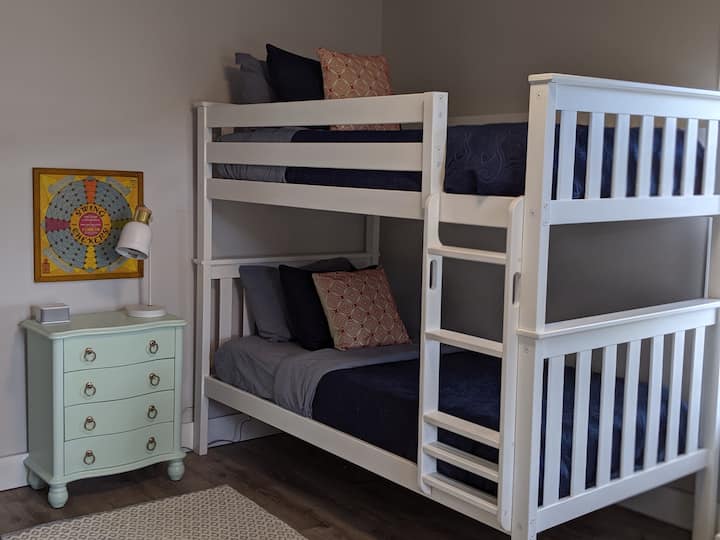 Dhoma e fjetjes ka dy grupe krevatësh marinarë, njëri me dy teke dhe tjetri me një tek dhe një dopio. 