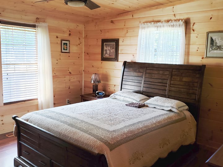 غرفة النوم الرئيسية وسرير بحجم كبير وخزانة ملابس كبيرة للتخزين.