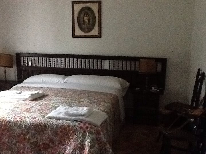 Dormitorio doble ("casa nueva")

Habitación con cama doble ("ala nueva")