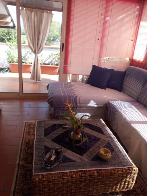 Sala con divano e tv