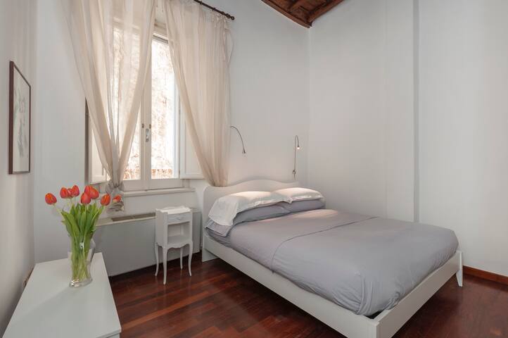 Antique-Modern Flat by Navona Square gallery image 4