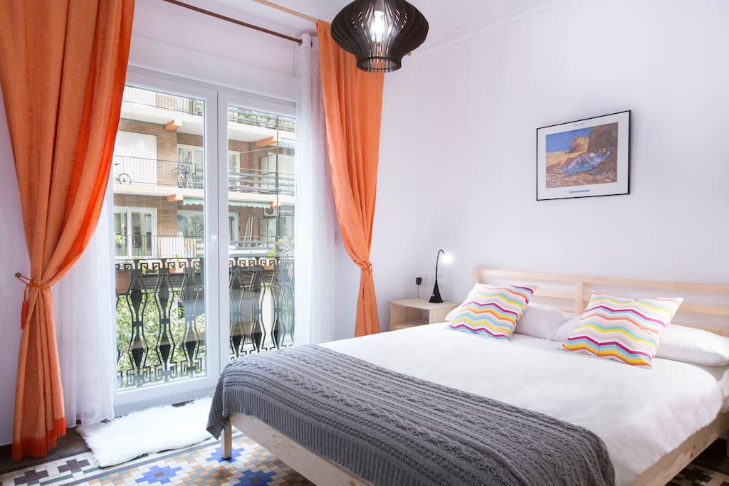 Master Bedroom with comfy king-sized bed (180x190 cm)