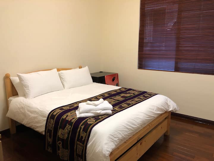 Rum 1: Queen size-säng med garderob, skrivbord och byrå.
雙人房1：含衣櫃，書桌，五斗櫃