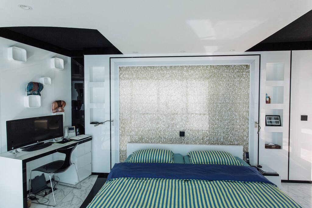 Master bedroom, golden Jaly decor, 81st