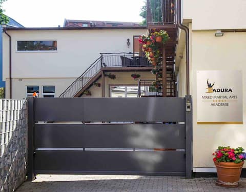 Leistungsstarkes Airbnb: Apartment BLACK at the Badura Sports School in Altlindenau