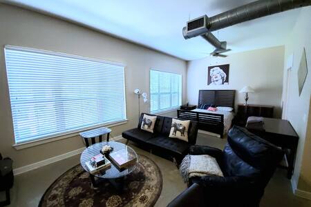 Wormhole of Majestic Tranquility in Deep Ellum