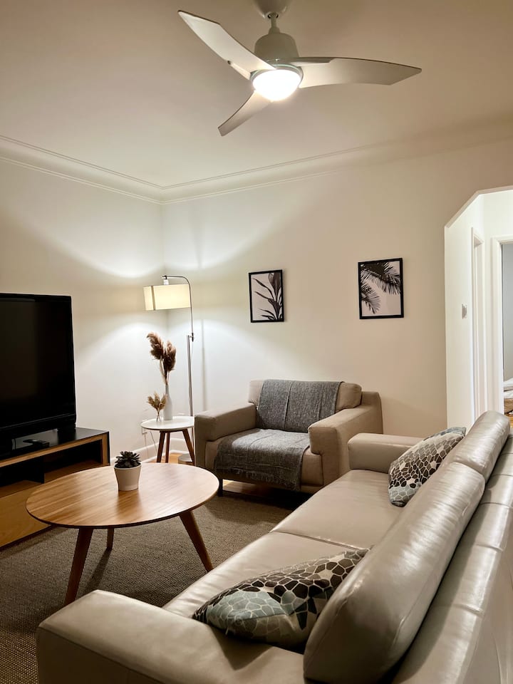 Modern 2 Bedroom Home Located By Confusion Corner - Winnipeg