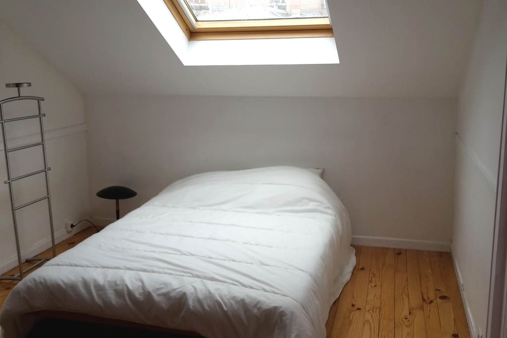 Chambre avec le lit 2 places