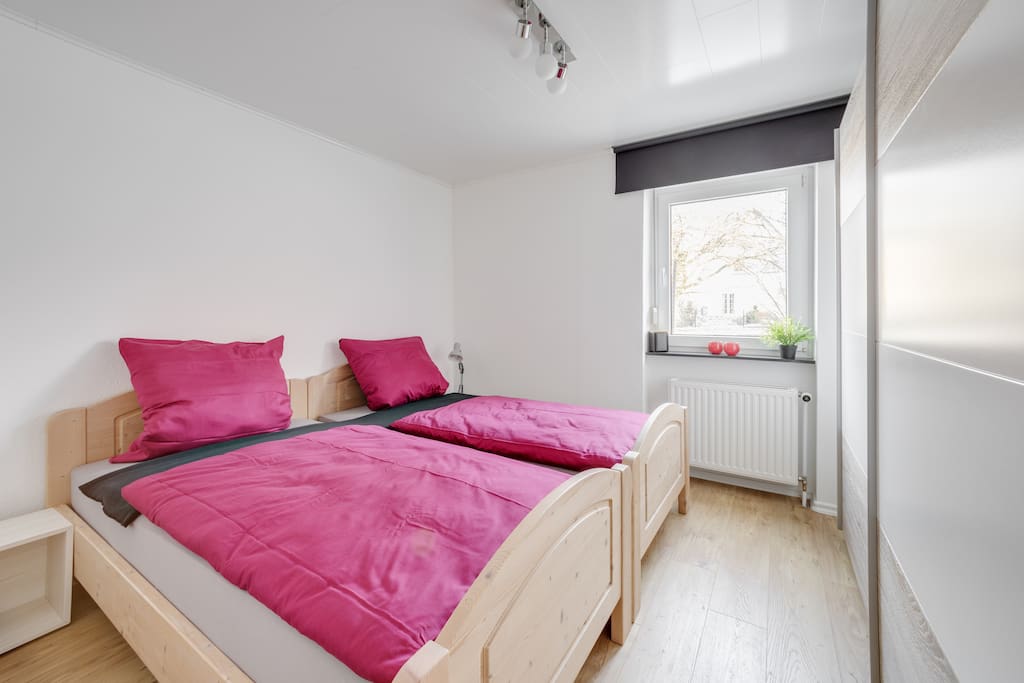 Schlafzimmer mit zwei Betten, die man zusammen aber auch einzeln stellen kann