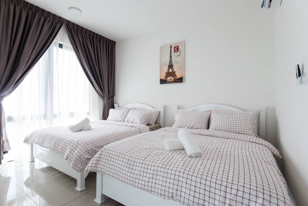 2 Queen bed in a side