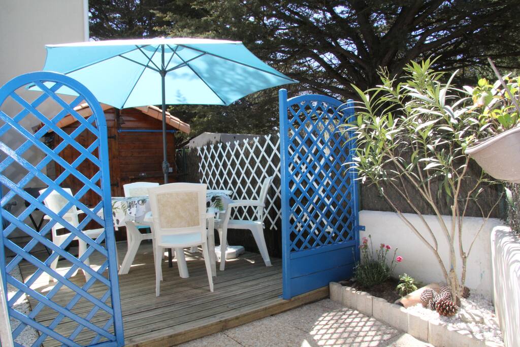 Terrasse avec petit chalet