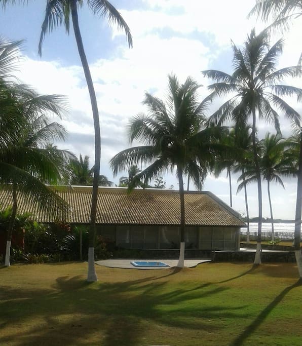 Lateral da casa com a hidromassagem