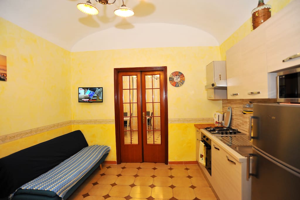 Benvenuti a "Casa Fabio" !
Questo è il soggiorno dalla prospettiva opposta.