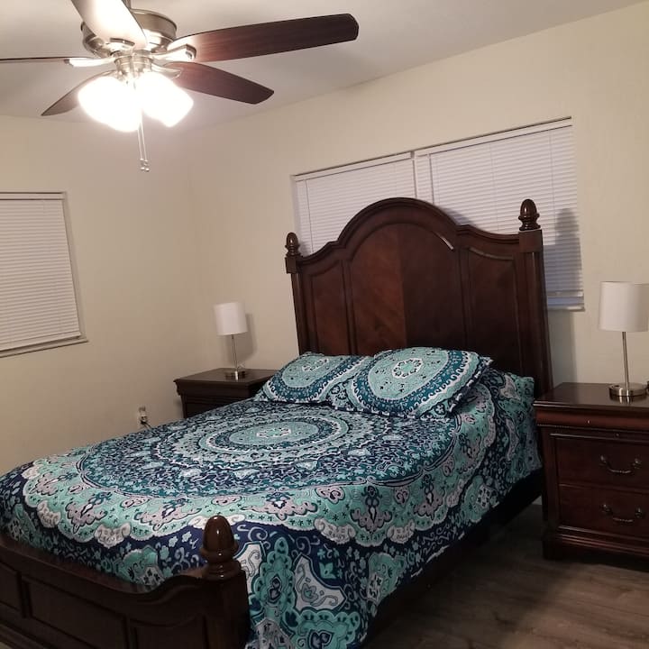 Master bedroom, Queen size bed