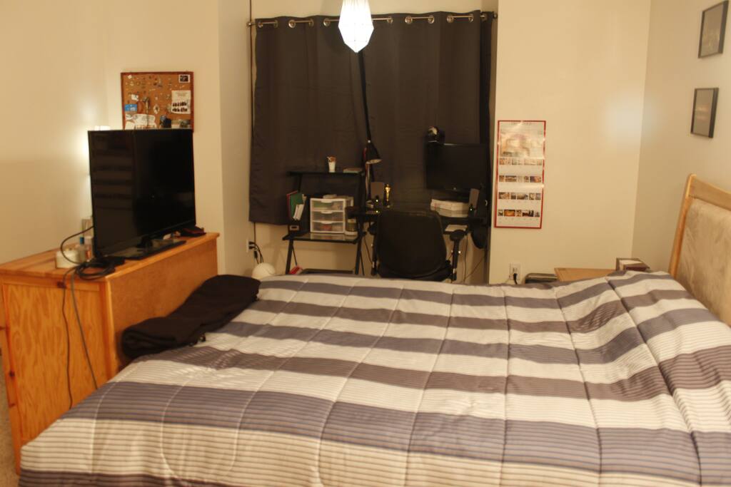 Queen bed with Apple tv (Netflix, Hulu, ext)
