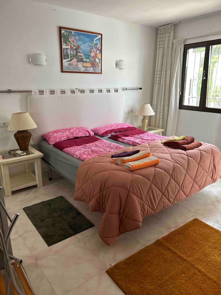 Chambre 1
 Lit double 2x90x200, armoire, 2 tables de nuit, climatisation