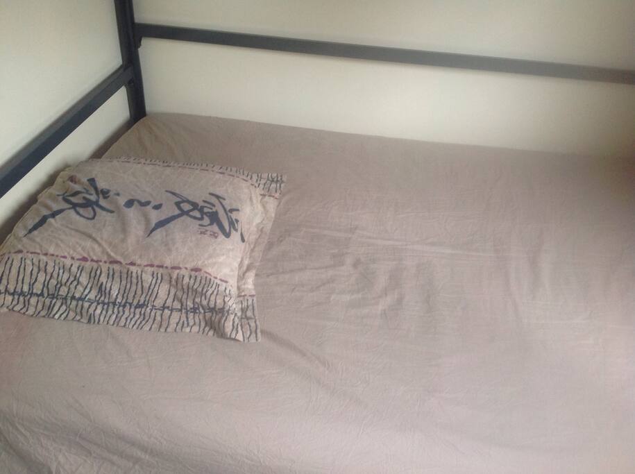 Chambre spacieuse exposer au soleil, capacité 3 personne (lit mezzanine) avec rangements et coin bureau...