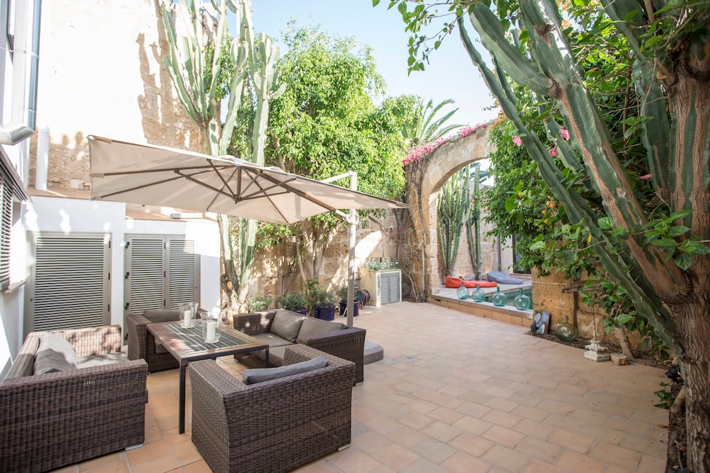 Ground floor chill out and pool area.