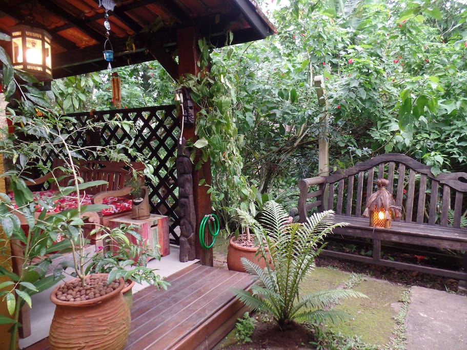 LATERAL DA VARANDA, JARDIM E BANCO AO AR LIVRE