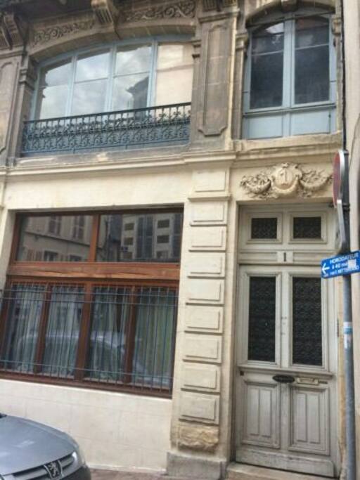 entrée de l'immeuble. ..