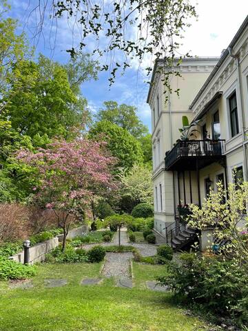 Exclusive historic big 150m2 parkfront in the city gallery image 2