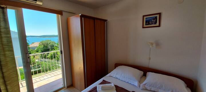 Soba 2 s pogledom na más.