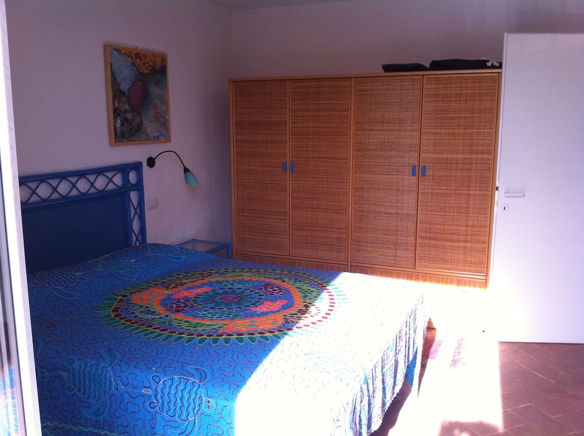 四人间，配有双人床和两张单人扶手椅 