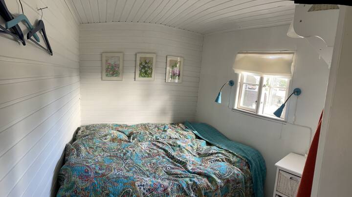 غرفة نوم صغيرة بسرير مزدوج. 