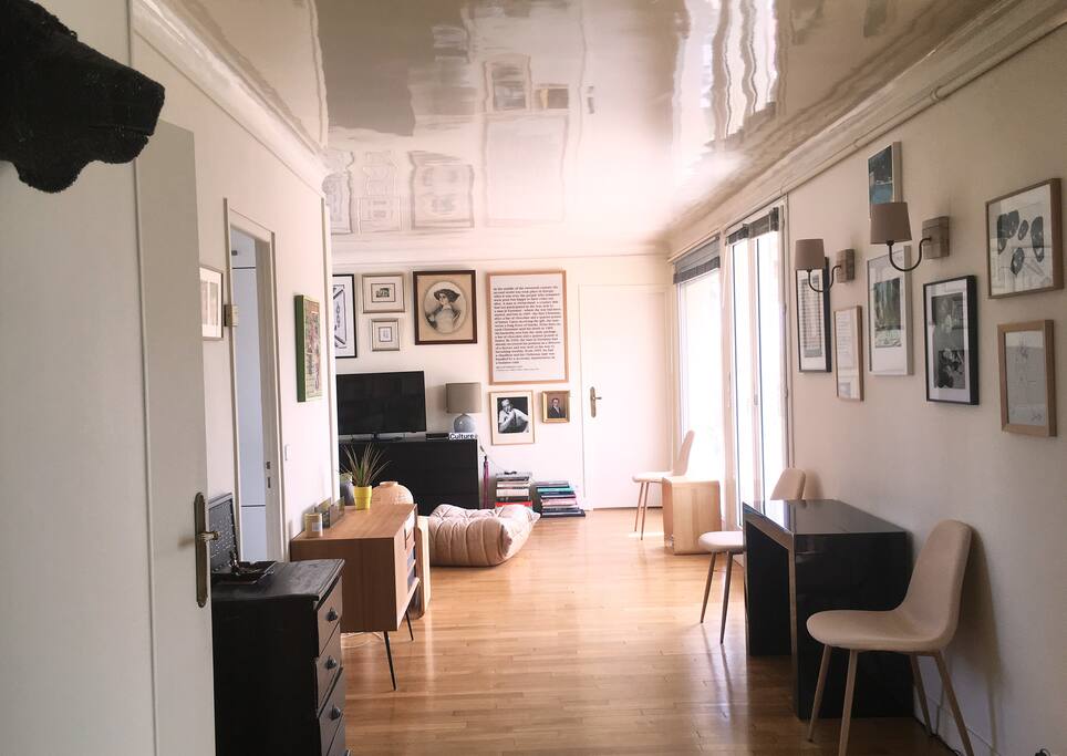L'entrée et le salon en enfilade