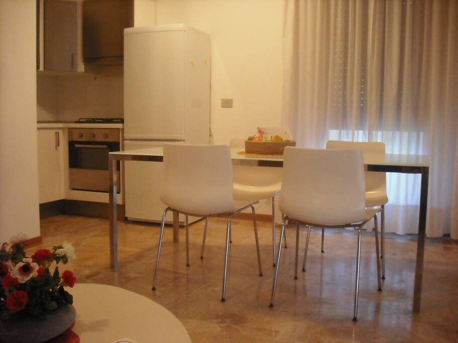 la cucina e la sala da pranzo