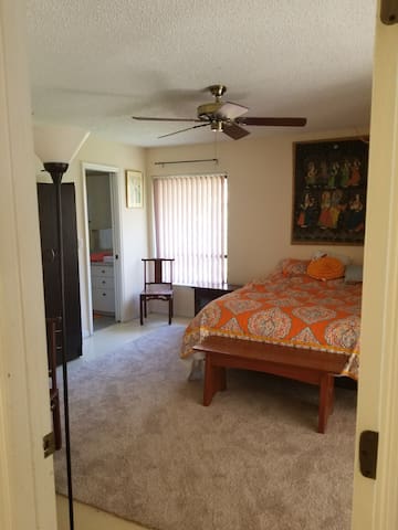 Mstr Bedrm Pvt  Bath Close to Beach & Downtown