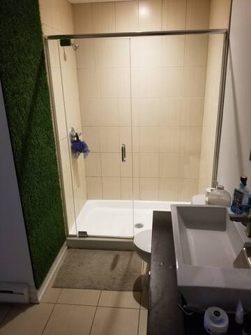 Stylish condo in Mile-ex gallery image 5