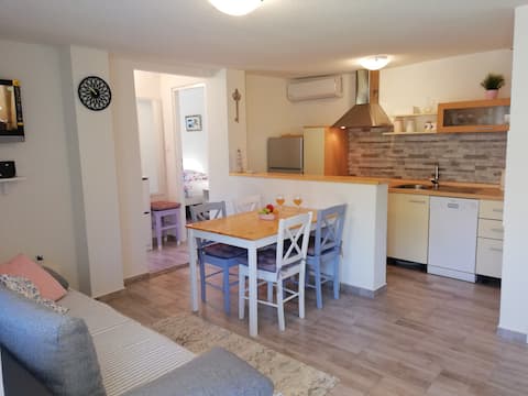 Popular Airbnb listing: Villa Malecka, isolated in nature, 35 m from beach in Općina Vir